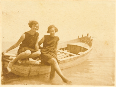 Maria e Iole Renzi sulla spiaggia di Pedaso