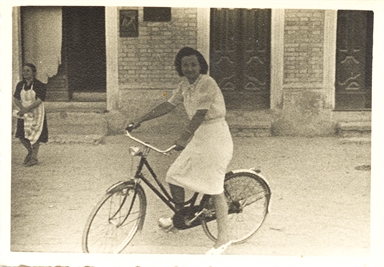 Elvia Renzi in bicicletta a Pedaso