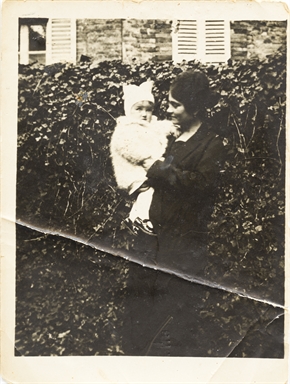 Tita Valori con in braccio Elvia Renzi a Montefiore dell'Aso