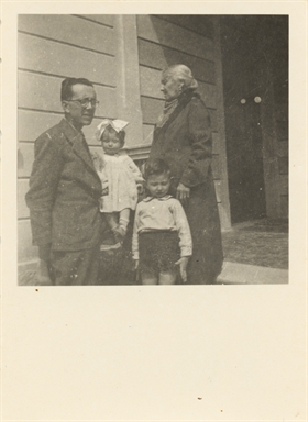 Foto di gruppo: un signore ed una signora adulti con due bambini