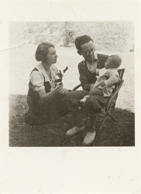 Foto di gruppo: un signore ed una signora adulti con un neonato