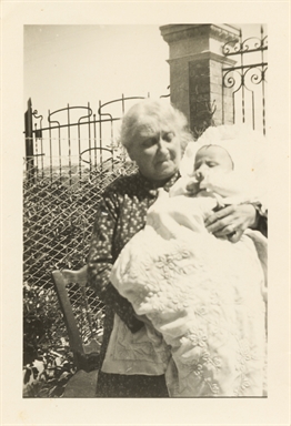 Ritratti di una signora adulta con neonato in braccio