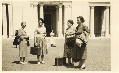 Foto di gruppo: signore anziane ad Assisi