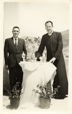 Novello sacerdote e figura maschile