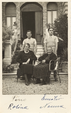 Foto di gruppo davanti a villa