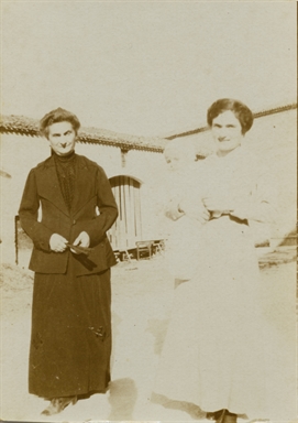 Modesta Ambrosi e Tita Valori con in braccio Enrico Craia ritratti davanti al canapale di Montefiore dell'Aso