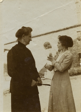 Modesta Ambrosi e Tita Valori con in braccio Enrico Craia ritratti davanti al canapale di Montefiore dell'Aso