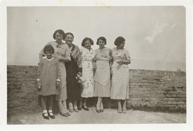 Foto di gruppo di donne nei pressi del canapale a Montefiore dell'Aso