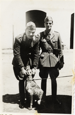 Enrico Craia in divisa militare ritratto con il suo cane e altro militare