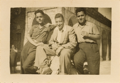 Foto di gruppo di tre giovani uomini a Montefiore dell'Aso. E' riconoscibile al centro Oscar Ciarrocchi