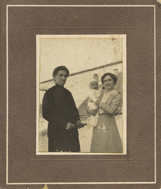 Modesta Ambrosi e Tita Valori con in braccio Enrico Craia ritratti davanti al canapale di Montefiore dell'Aso