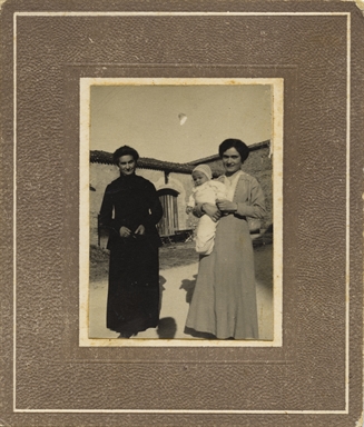 Modesta Ambrosi e Tita Valori con in braccio Enrico Craia ritratti davanti al canapale di Montefiore dell'Aso