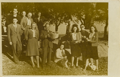 Foto di un gruppo di giovani, uomini e donne, a Montefiore dell'Aso