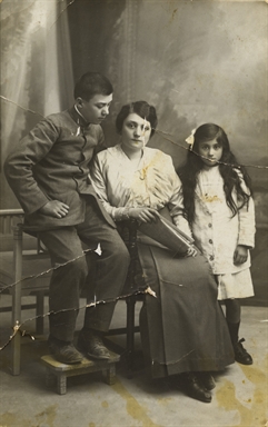 Ritratto di Adele Giordani Ciarrocchi al centro, con Nicola e Maria Ciarrocchi