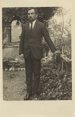 Ritratto di Villeado Craia nel giardino dell'Ospedale di Montefiore dell'Aso