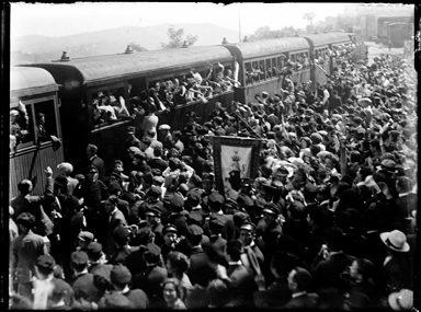 Folla durante una manifestazione nei pressi dei binari ferroviari durante il passaggio del trenino, a Fermo
