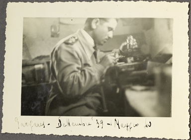 Ritratto di un militare elettricista a Gargaresh, Libia