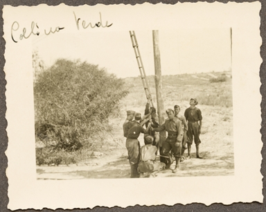Militari durante l'impiantazione di un palo elettrico a Collina Verde, Libia