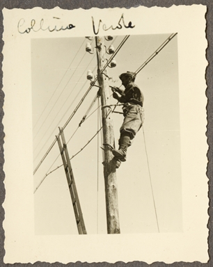 Militare durante l'impiantazione di un palo elettrico a Collina Verde, Libia