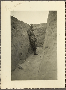 Militare ritratto in trincea a Gargaresh, Libia