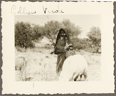 Ritratto ambientato di figura femminile, con bambino e pecora