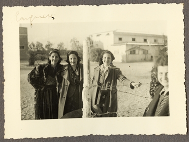 Figure femminili durante l'inaugurazione del Campo da tennis