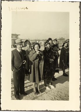 Militari e Civili durante l'inaugurazione del Campo da tennis