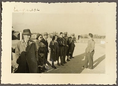 Militari e Civili durante l'inaugurazione del Campo da tennis