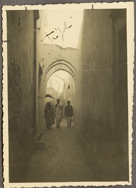 Scorcio di Tripoli con tre figure al centro