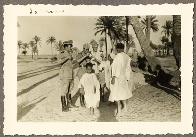 Militari civili e bambini in un'oasi a Sorman