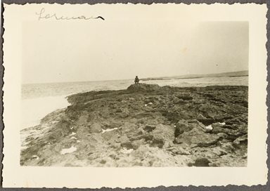 Militare sugli scogli