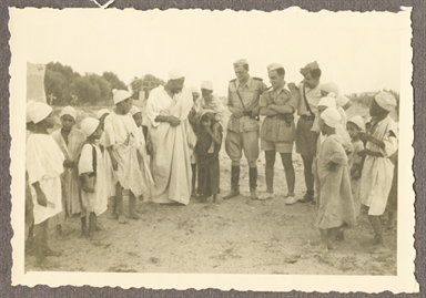 Foto di gruppo con militari, bambini e civili