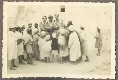 Foto di gruppo con militari e bambini