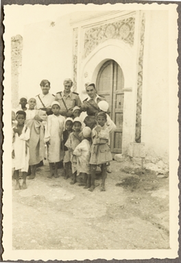 Foto di gruppo con militari e bambini