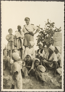 Foto di gruppo con militari e bambini