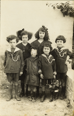 Gruppo di sei bambini