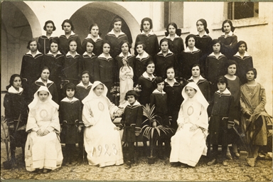 Foto di gruppo di una classe scolastica del Collegio femminile