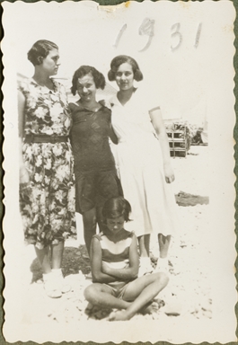 Foto di gruppo di tre giovani donne e una bambina