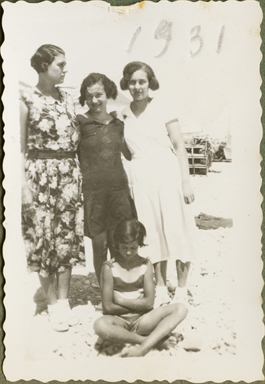 Foto di gruppo di tre giovani donne e una bambina