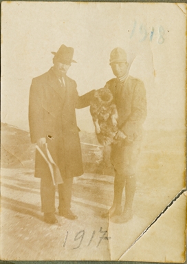 Ritratto di due uomini con cane. Da sx si riconosce Villeado Craia