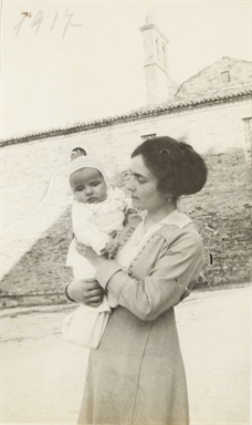 Tita Valori che tiene in braccio il nipote Enrico Craia