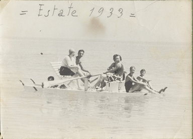 Gruppo di giovani al mare su pattino