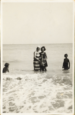 Due giovani donne e una bambina ritratte al mare