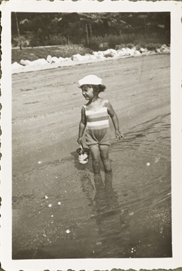 Bambina bambina ritratta al mare