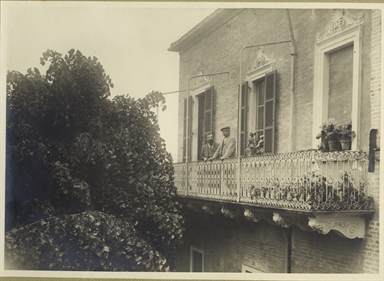 Rodolfo Egidi e Luigi De Vecchis sul balcone del palazzo De Vecchis