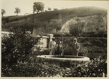 Foto ricordo in località Valdaso, giardino Villa De Vecchis