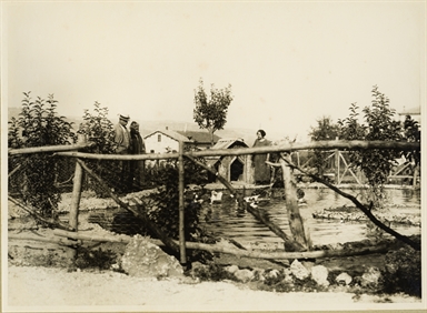 Foto ricordo in località Valdaso, giardino Villa De Vecchis