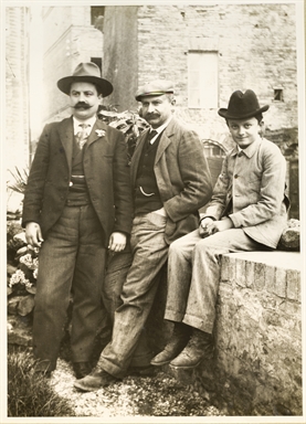 Luigi De Vecchis al centro e Giulio De Vecchis a dx ritratti nel giardino della loro casa a Montefiore dell'Aso