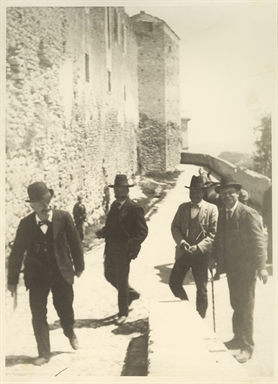 Gruppo di uomini sotto Palazzo Giovannetti a Montefiore dell'Aso
