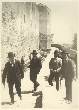 Gruppo di uomini sotto Palazzo Giovannetti a Montefiore dell'Aso